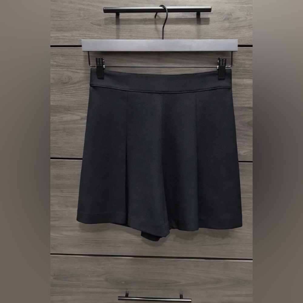 SPANX Classic Black pleated short - never worn